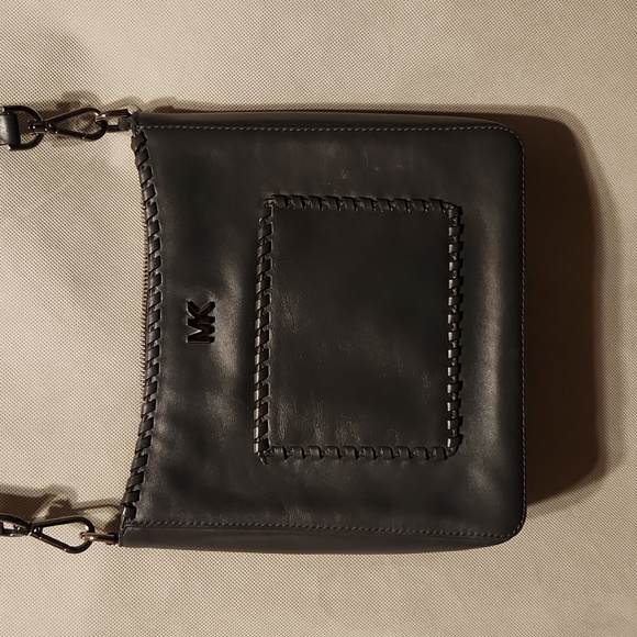 Michael Kors Handbags - Michael Kors crossbody!!